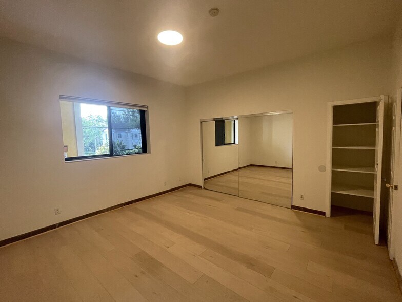 Building Photo - 4161 Los Feliz Blvd