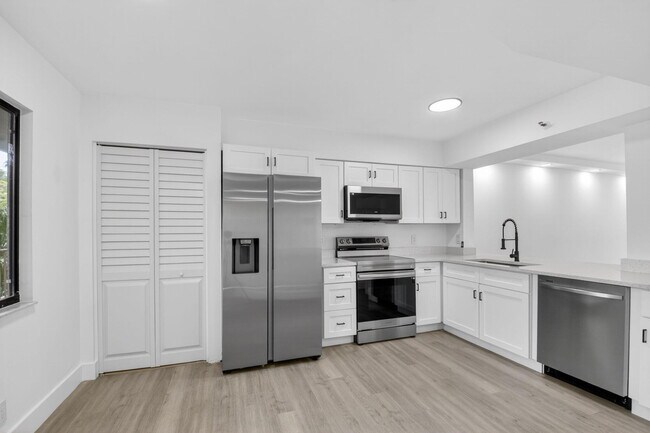 Building Photo - 14475 Strathmore Ln