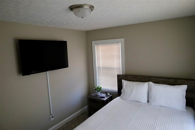 Building Photo - 117 Riverview Dr