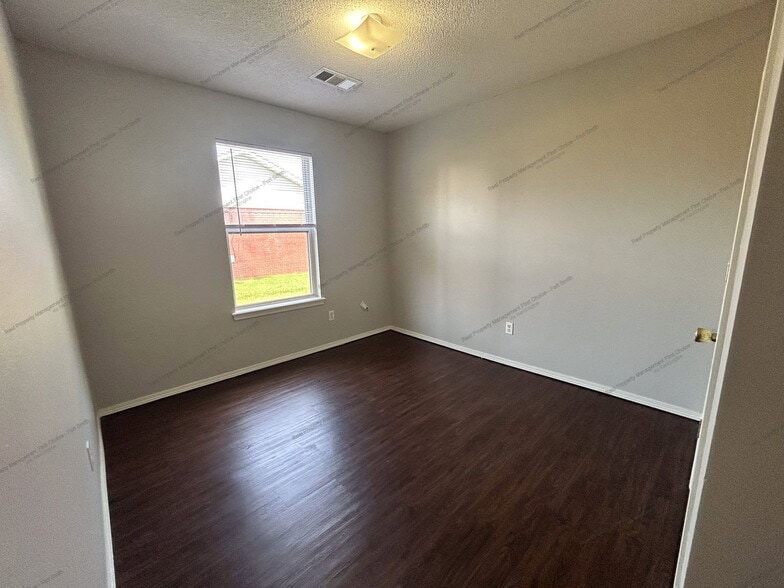 Building Photo - 1911 Whippoorwill Dr