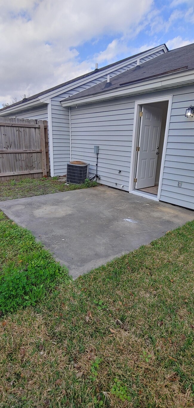 Building Photo - 117 Hunt Club Ct