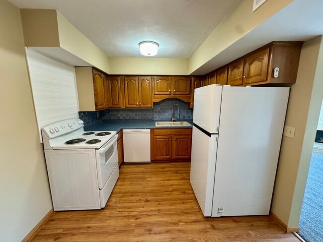 Building Photo - Updated 2BR Condo in Fox Meadows – New Flooring + Appliances