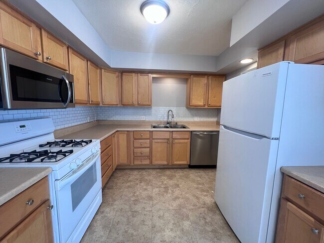 Building Photo - Updated 2 Bedroom Side by Side Duplex!