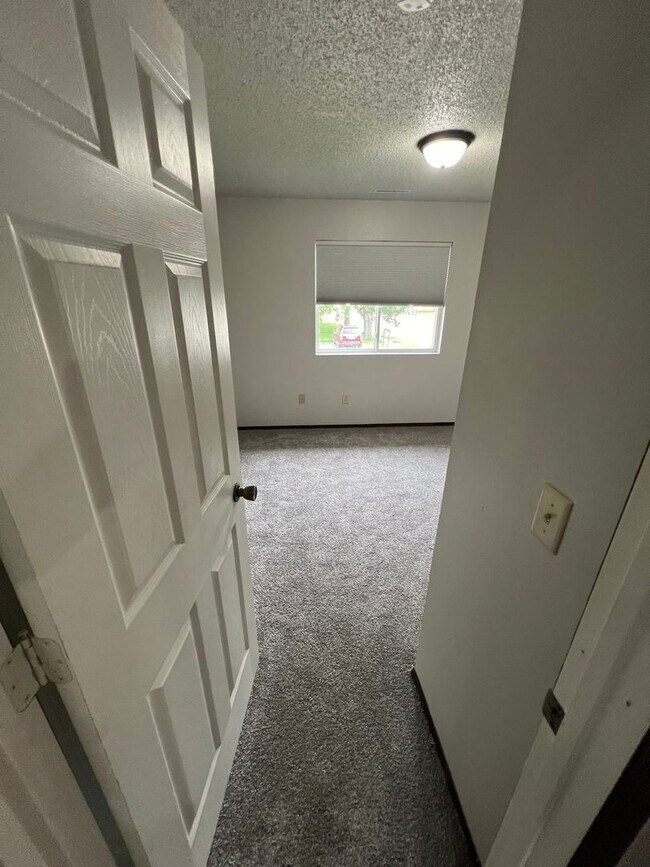 Building Photo - 3 bedroom apartment-NW Ames close to Sawyer Elementary-no pet fees
