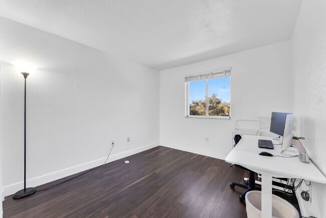 Building Photo - Stunning lakefront townhouse in gated Homestead community.