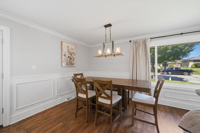 Building Photo - 607 Van Auken St