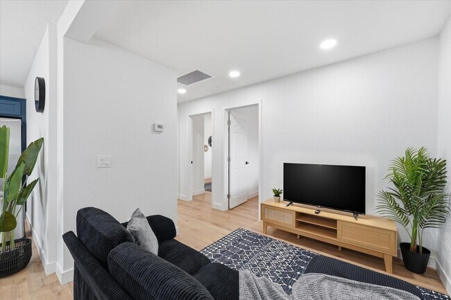 Building Photo - 1548 N Upland Cir