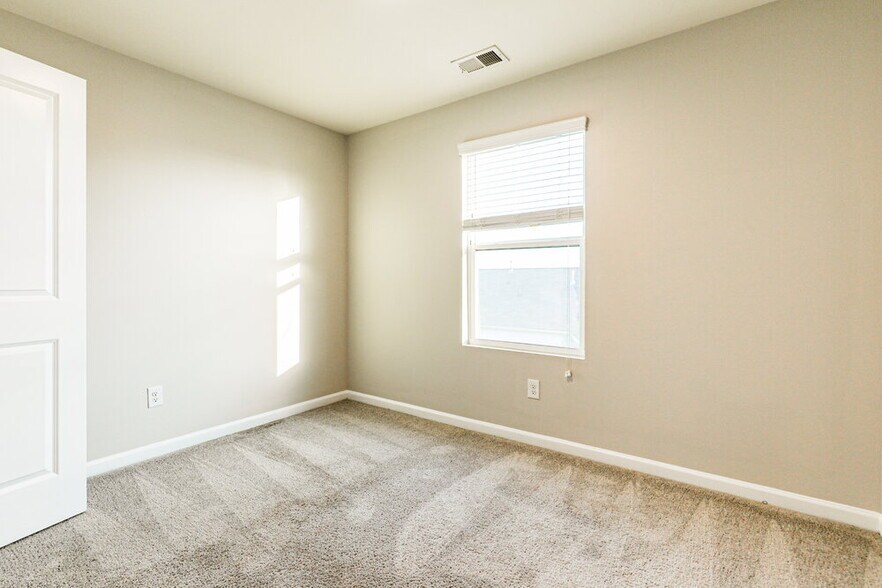 Building Photo - 372 Hamilton Pointe Dr