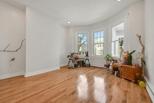 Building Photo - 158 Edgar St