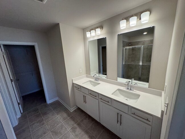 Building Photo - Beautiful 3 Bedroom 3.5 Bath Townhome in L...