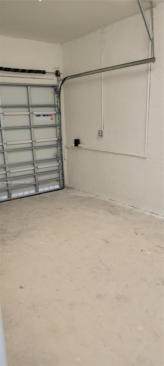 Building Photo - 1010 SE 26th Ter