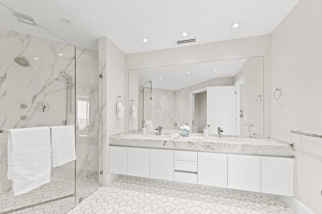 Building Photo - 3100 N Ocean Dr