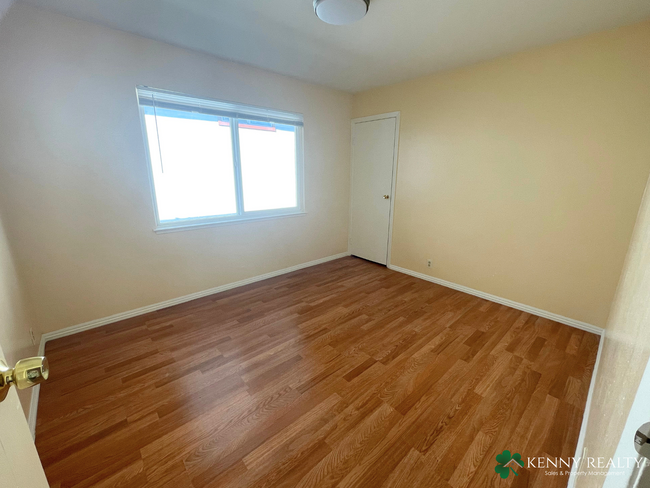 Building Photo - Large 3 Bedroom, 2 Bathroom in Daly City