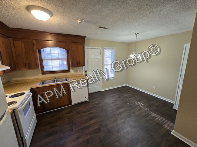 Building Photo - Two Bedroom in Harbison