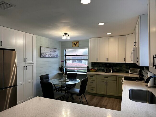 Building Photo - 6142 SE Landing Way