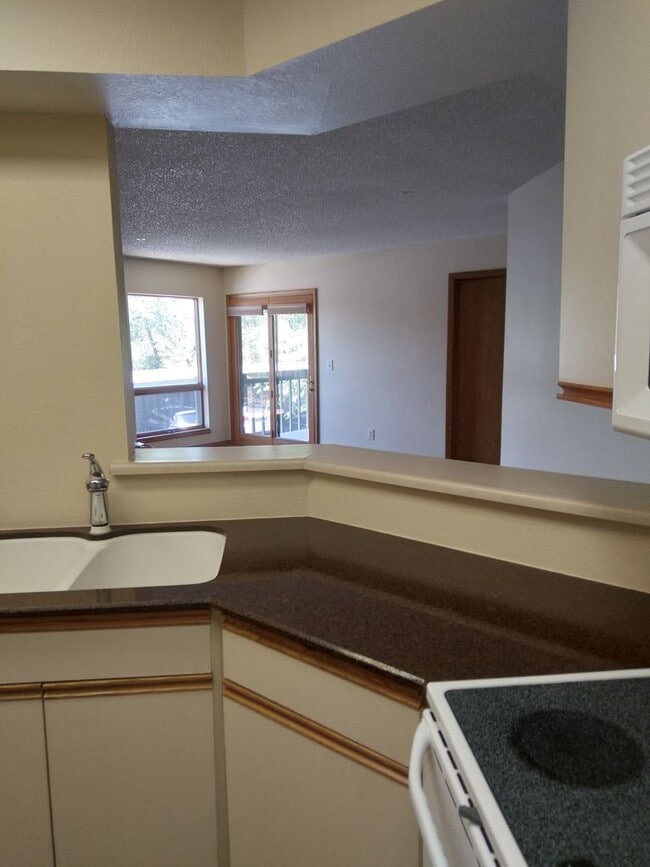 Building Photo - 3 bed / 2 bath Condo Available