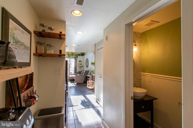 Building Photo - 1814 Christian St