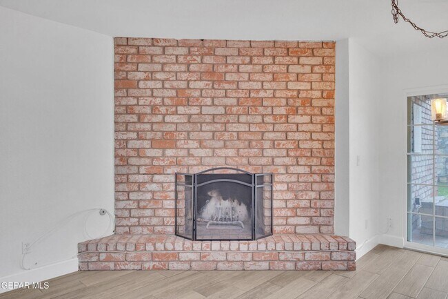 Building Photo - Come to check this beautiful house 4 bedrooms, possible 5th bed and 3 baths.