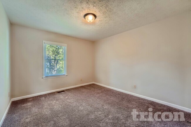 Building Photo - 10930 Pinehigh Dr