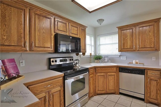 Building Photo - Cute 3-bedroom, 2-bath home