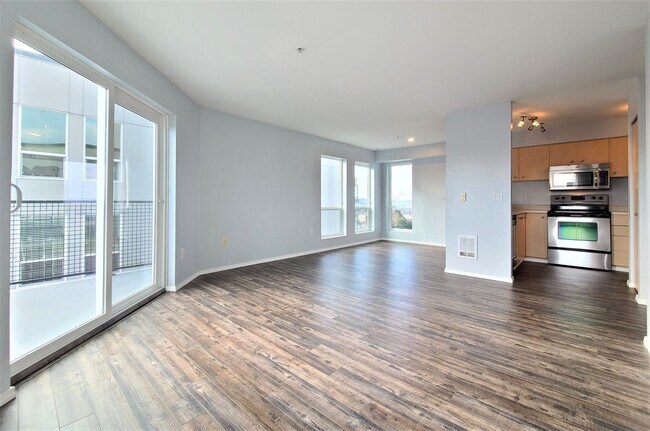 Building Photo - Everett Condo at Nautica Soundview 2 bed/2...