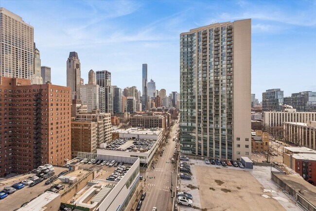 Building Photo - 1122 N Clark St