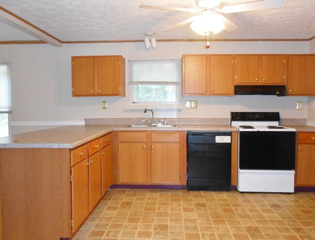 Building Photo - Large 3 Bedroom 3 Bathroom Modular Home in...