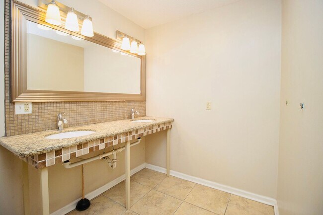 Building Photo - 3 Bedroom, 2 Bathroom in the Forest Acres Area - Available July 2026!