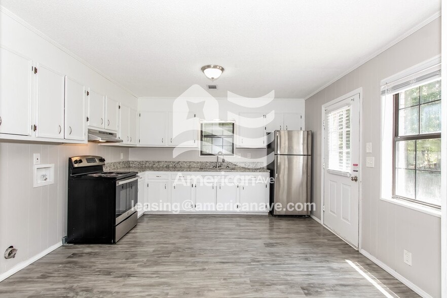Building Photo - 700 Kester St