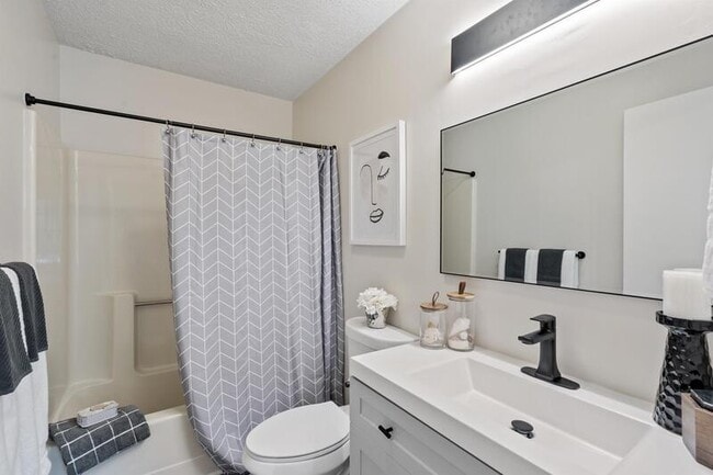 Building Photo - 2557 Bradford Ct