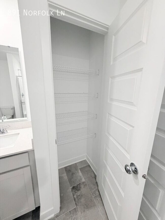 Building Photo - 891 Norfolk Ln