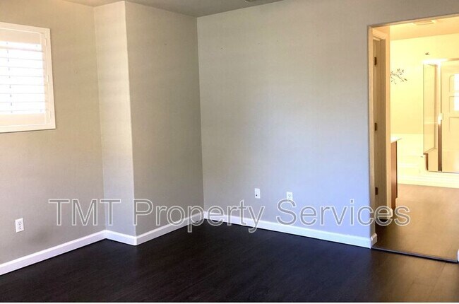 Building Photo - 530 Candela Cir