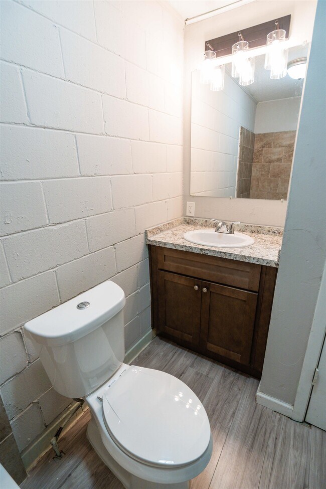 Building Photo - 1305 Clay St