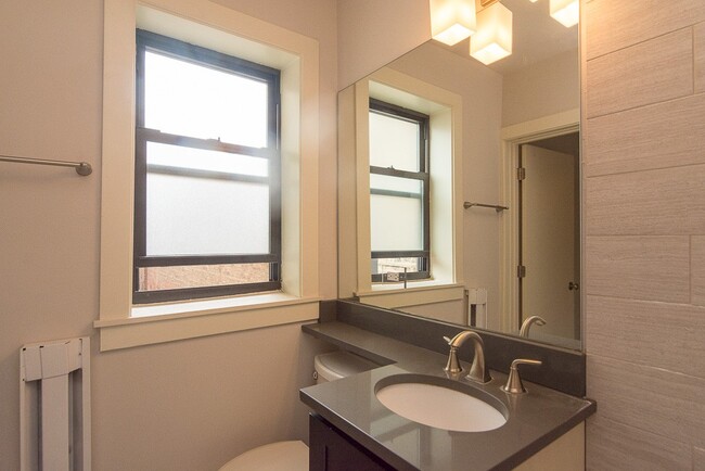 Building Photo - 2423 N Kedzie Blvd