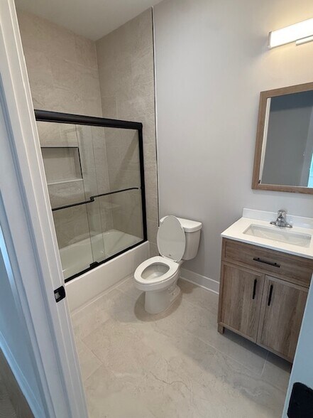 Unit 3 - Bathroom - 6009 Jefferson St
