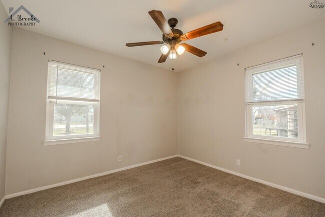 Building Photo - 1400 Phoenix Dr