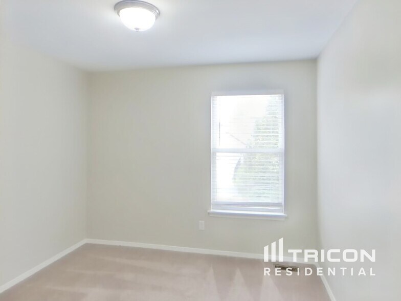 Building Photo - 621 Summer Stone Dr