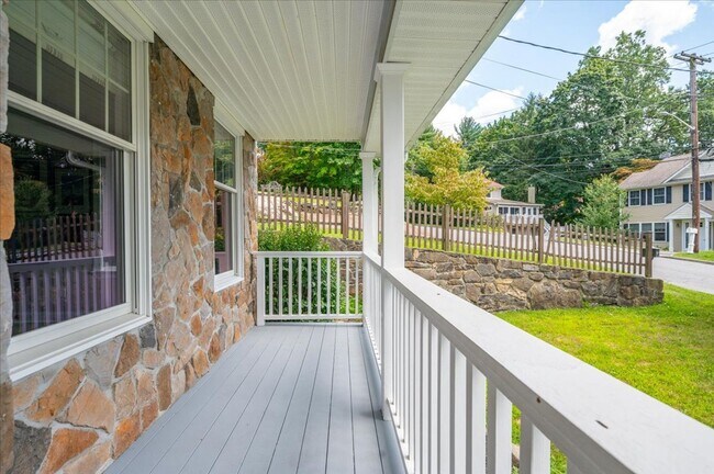 Building Photo - Beautifully Renovated 4 Bedroom 2.5 Bathroom Colonial