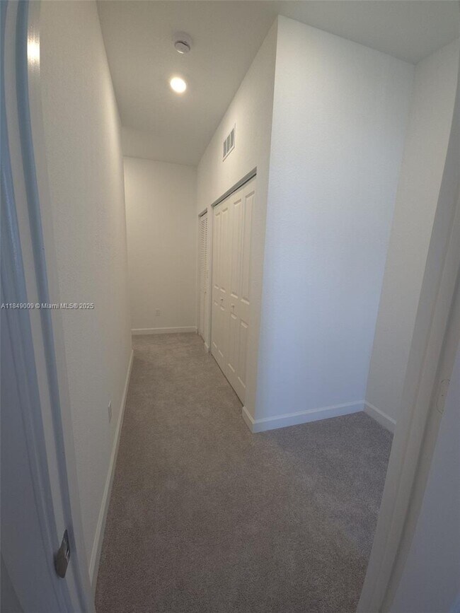 Building Photo - 321 SE Crossoak Ln