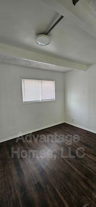 Building Photo - 911 N 70th Terrace