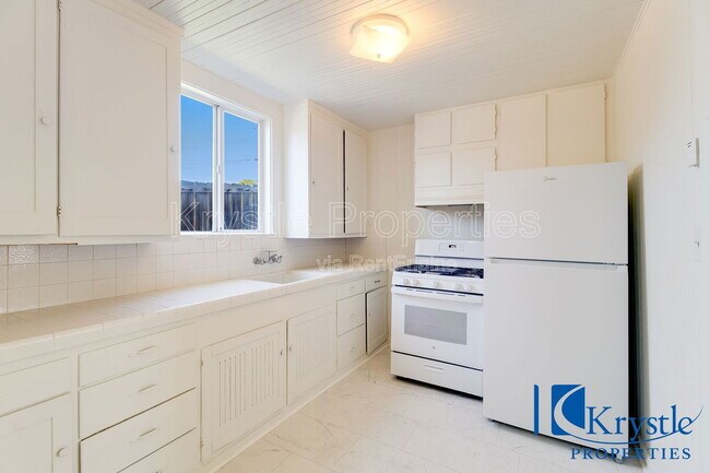 Building Photo - 547 Porter St