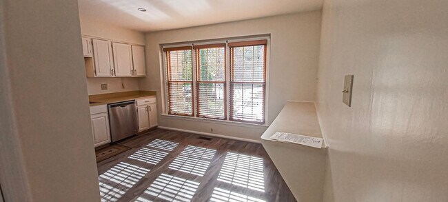 Building Photo - Very Charming 3 Bedroom And 2.5 Bathroom Townhouse With Private Deck In Country Creek