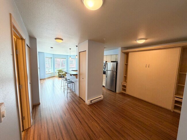 Building Photo - Bright Studio in Queen Anne!