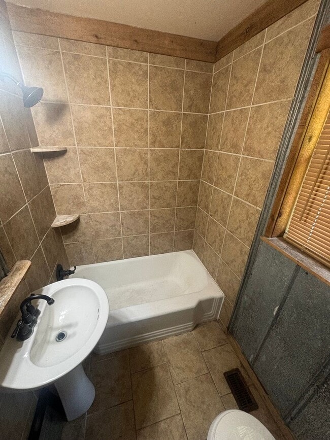 Building Photo - 3BR/1BA Close to Campus!