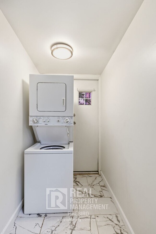 Building Photo - 1108 S Lebanon Ln