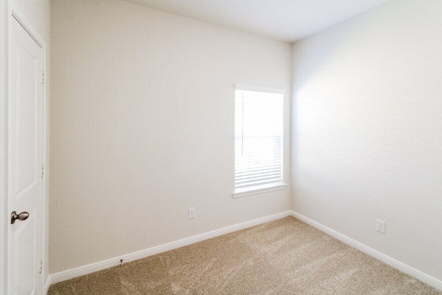 Building Photo - 405 Polly Grv Dr