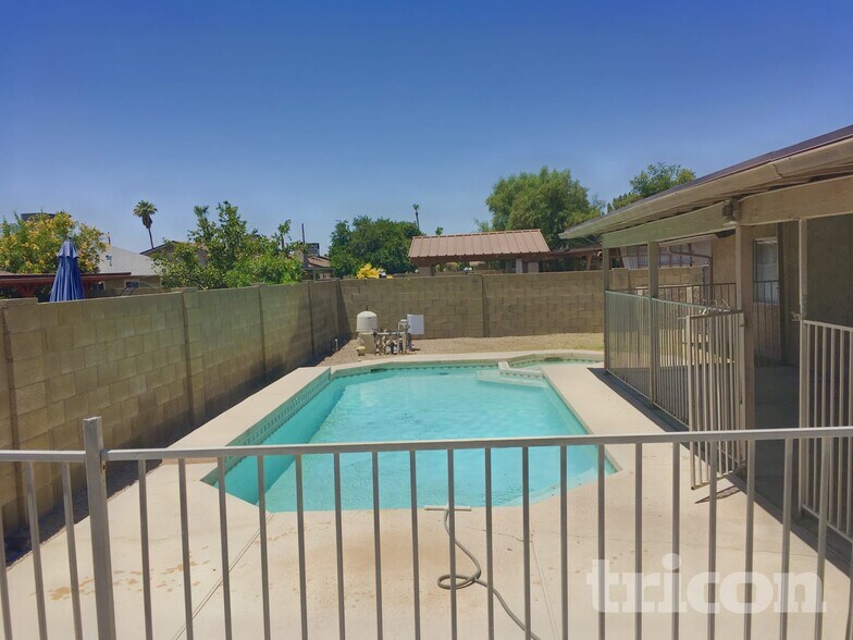 Building Photo - 5819 W Grovers Ave