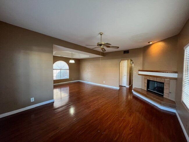 Building Photo - beautiful 2 bedroom condo