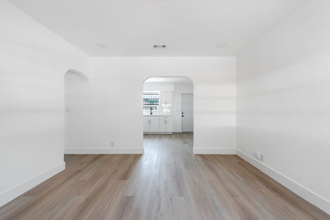 Building Photo - 323 NW 21st Ave