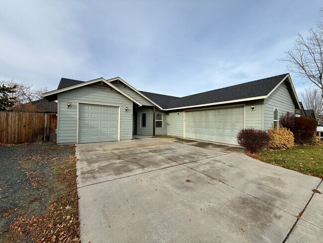 Building Photo - SCHEDULE A TOUR TO VIEW THIS VERY SPACIOUS HOME IN REDMOND!!